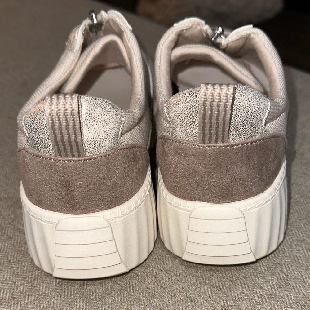 Bzees Women's Athletic Shoes in Cream and Silver NWOT - Picture 4 of 7